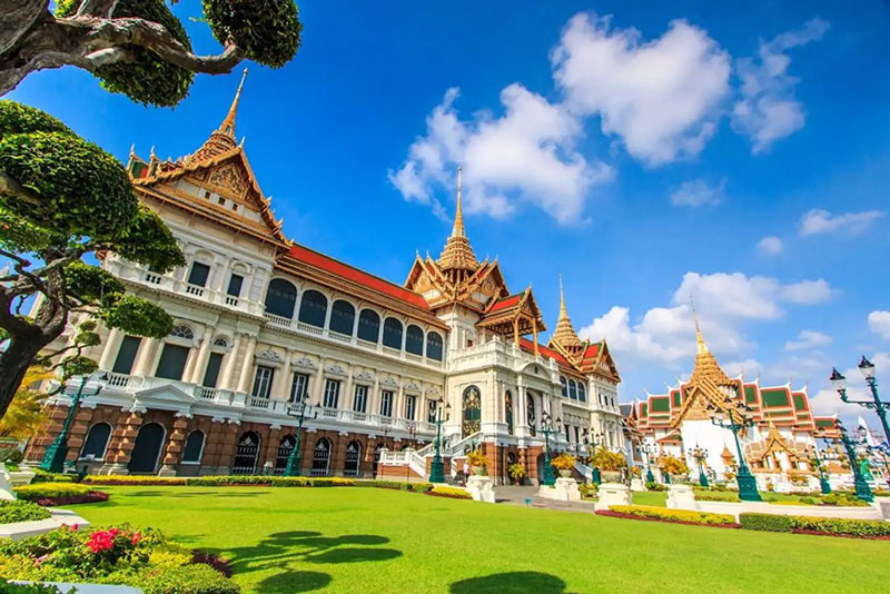 The entrance of the Grand Palace bangkok
